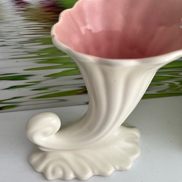 Pink Mid Century Modern Shell Vase White Exterior Made in Canada 116 Vintage - Picture 2 of 6